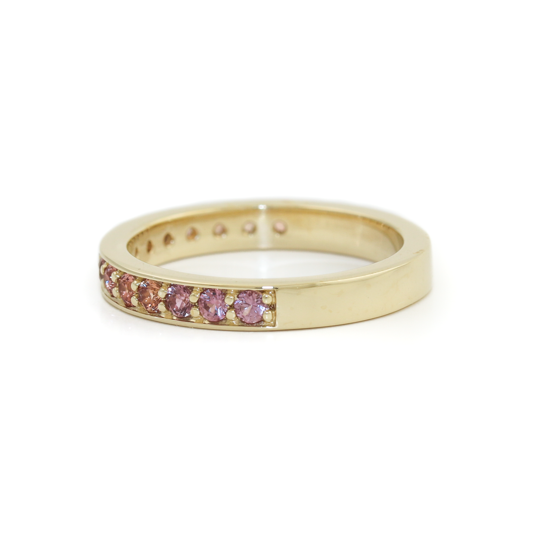 Introducing our stunning 14k Gold x Pave Gradient Padparadscha Sapphire Band in lustrous 14k gold with a dazzling pave setting.