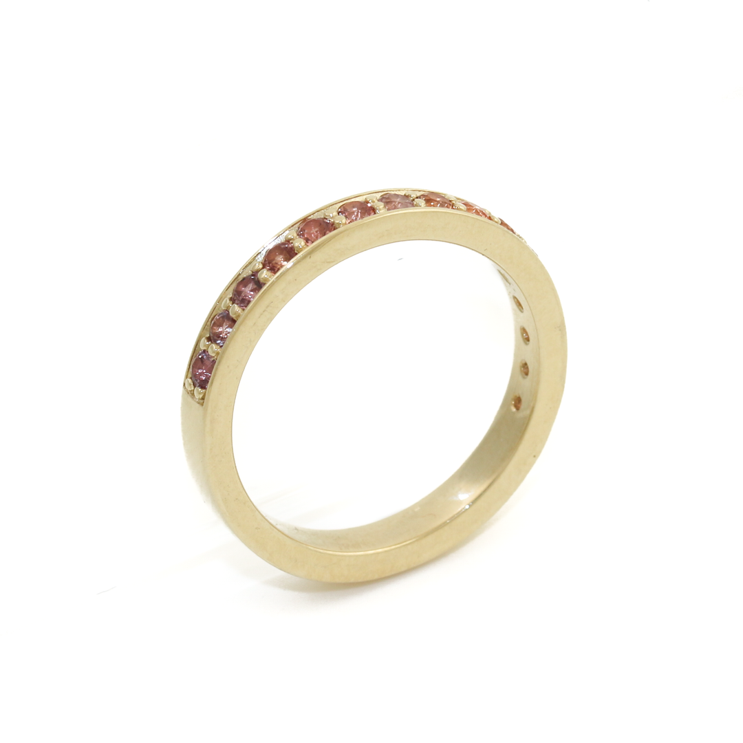Introducing our stunning 14k Gold x Pave Gradient Padparadscha Sapphire Band in lustrous 14k gold with a dazzling pave setting.