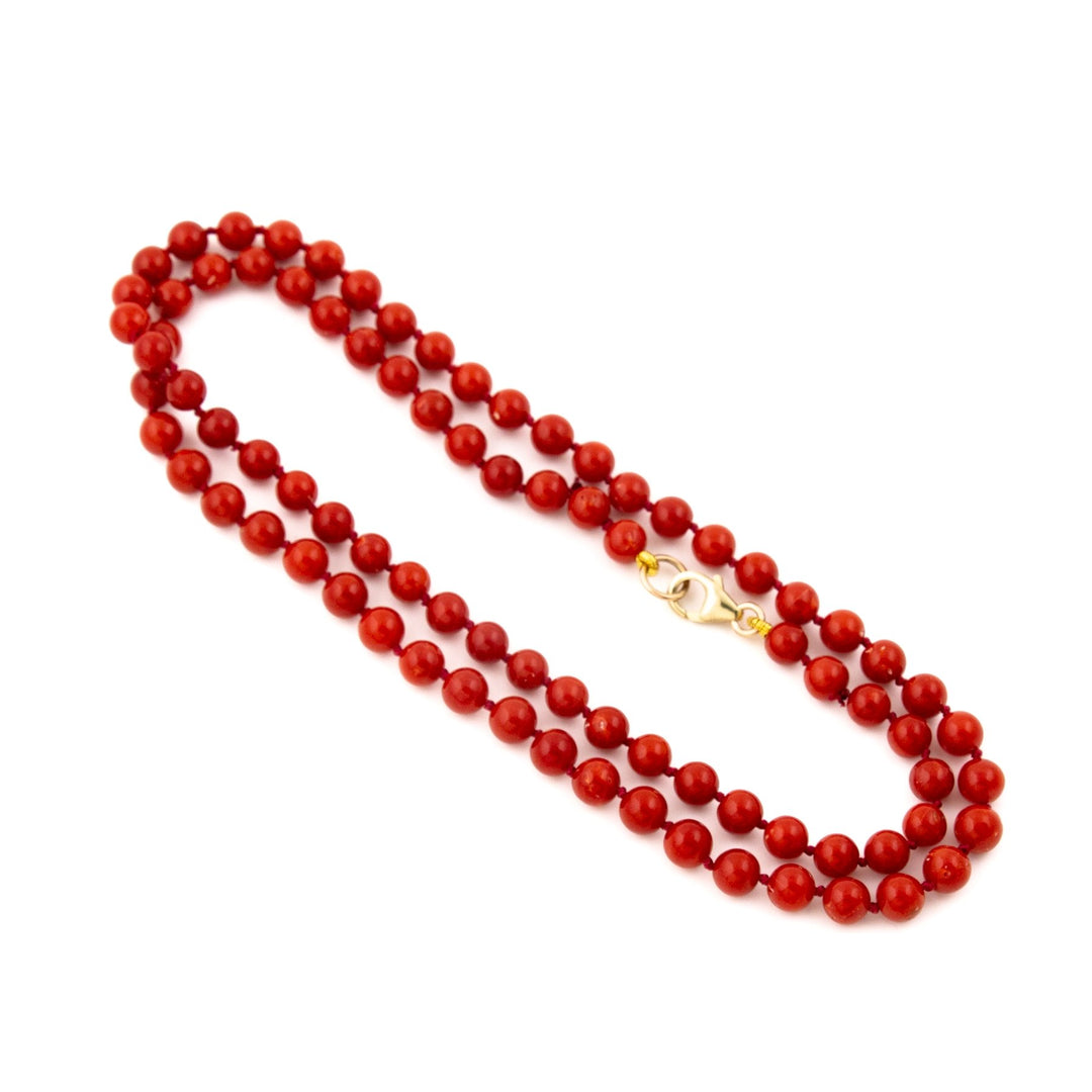 This exquisite antique beaded coral necklace is a timeless piece of jewelry that is sure to become your favourite accessory. Strung by hand, the necklace features a string of vibrant coral beads with a 10-carat gold clasp, creating a stunning combination of classic beauty and modern elegance