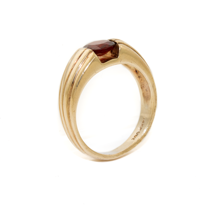 14k Gold x Art-Deco Shell-Shank Red Garnet Solitaire