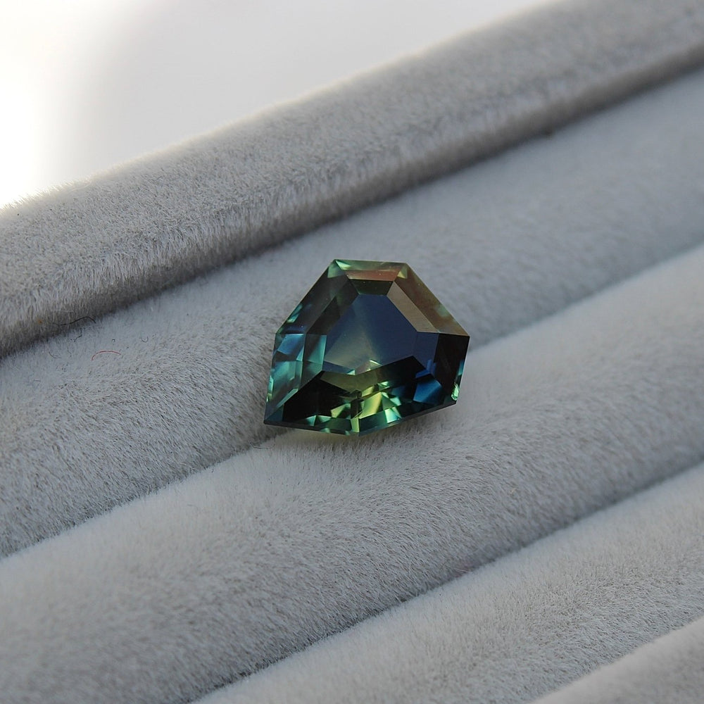 
                      
                        3.23ct Fantasy Cut Parti Sapphire - Kingdom Jewelry
                      
                    