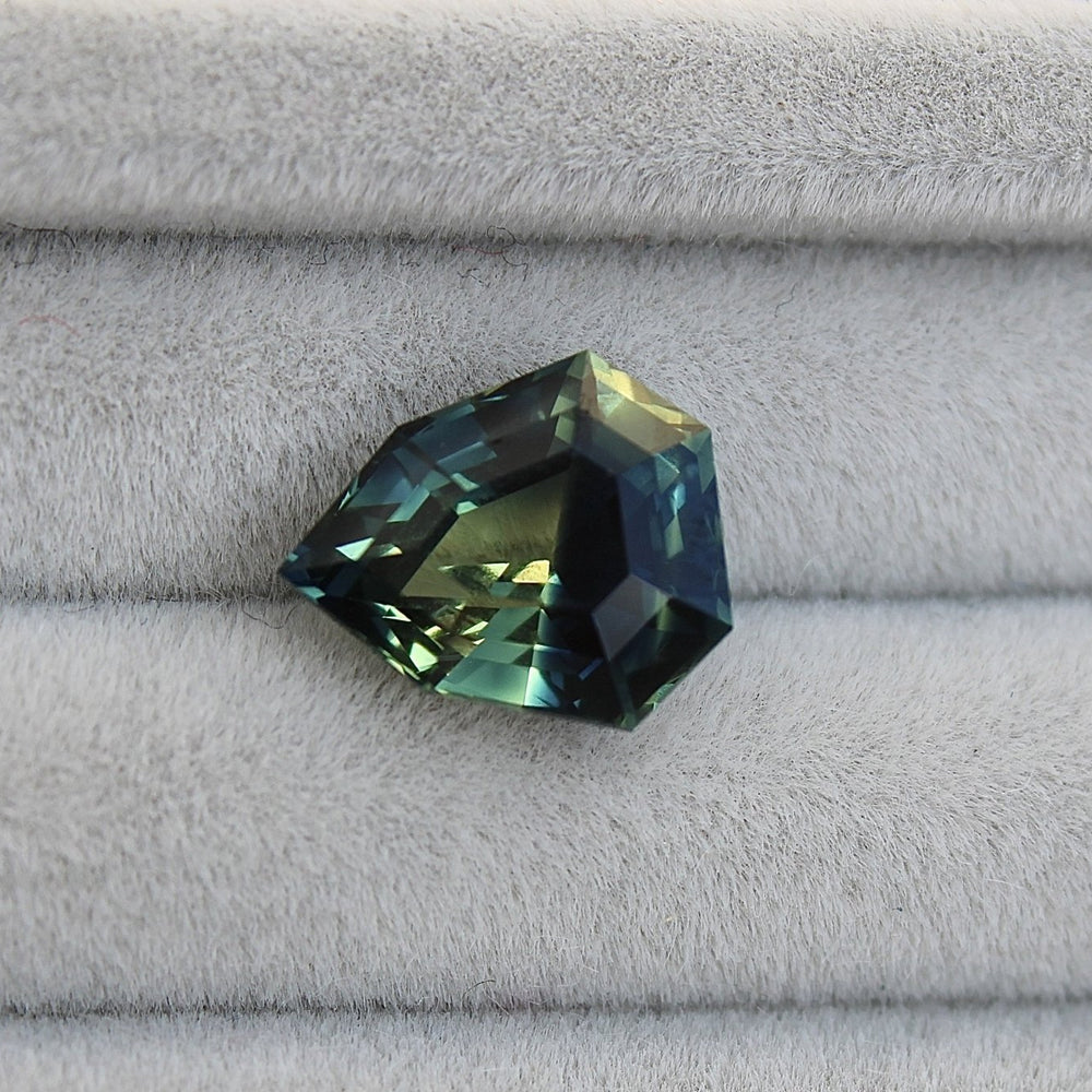 
                      
                        3.23ct Fantasy Cut Parti Sapphire - Kingdom Jewelry
                      
                    