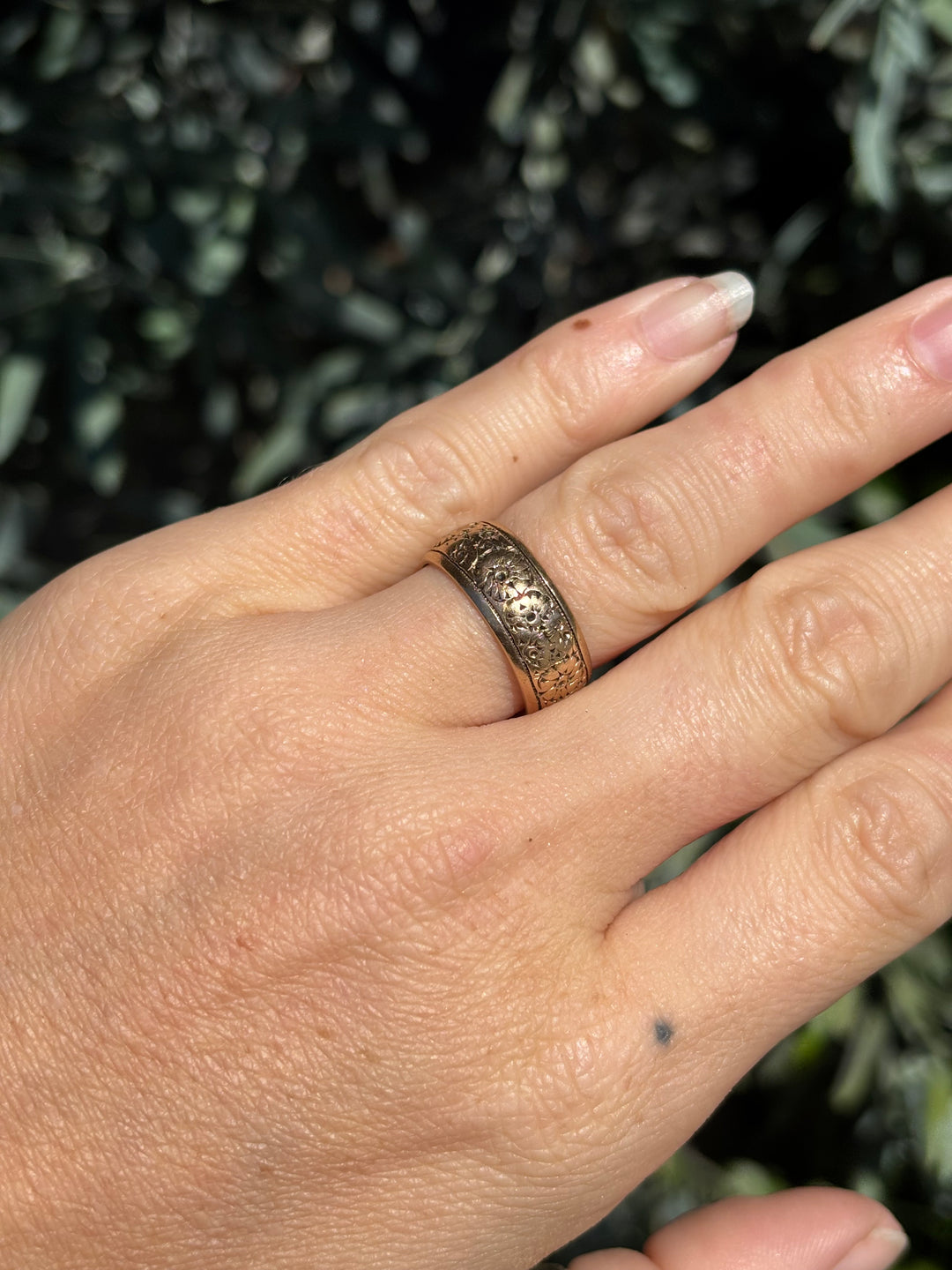 9K Gold x 7mm Vintage Engraved Daisy Pattern Band