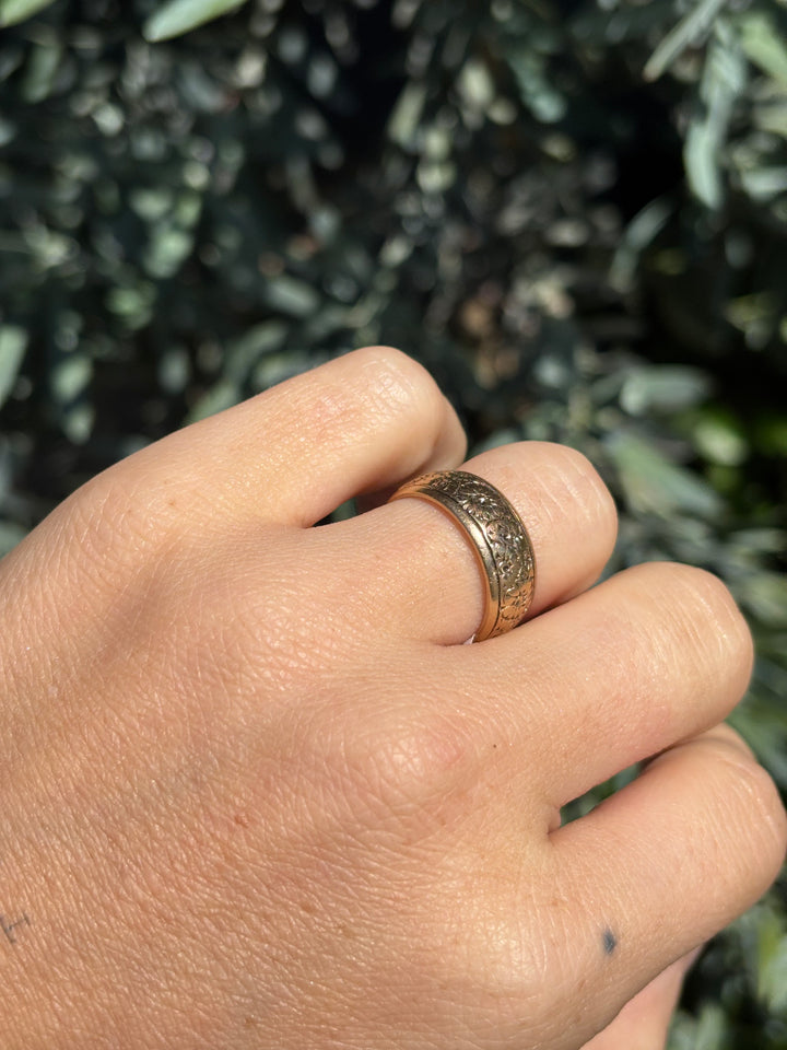 9K Gold x 7mm Vintage Engraved Daisy Pattern Band