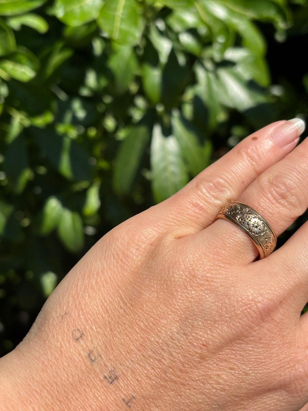 9K Gold x 7mm Vintage Engraved Daisy Pattern Band