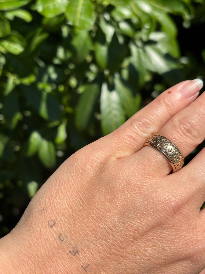 9K Gold x 7mm Vintage Engraved Daisy Pattern Band