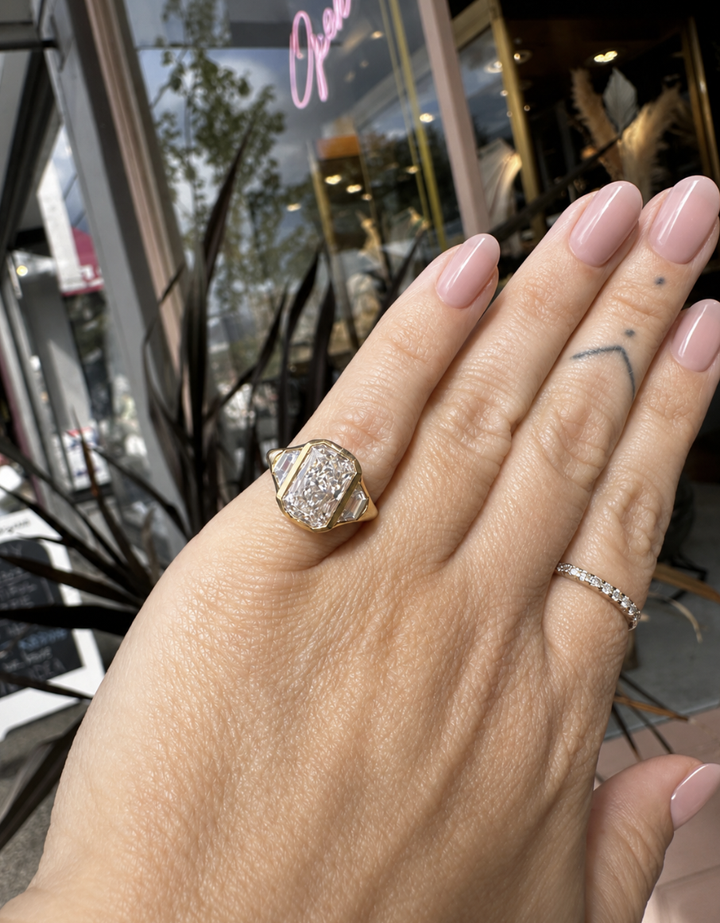 3.91ct 18k Yellow gold 3 stone Ring