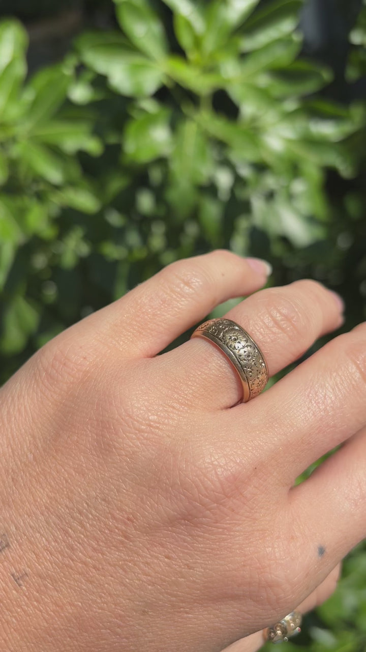 9K Gold x 7mm Vintage Engraved Daisy Pattern Band