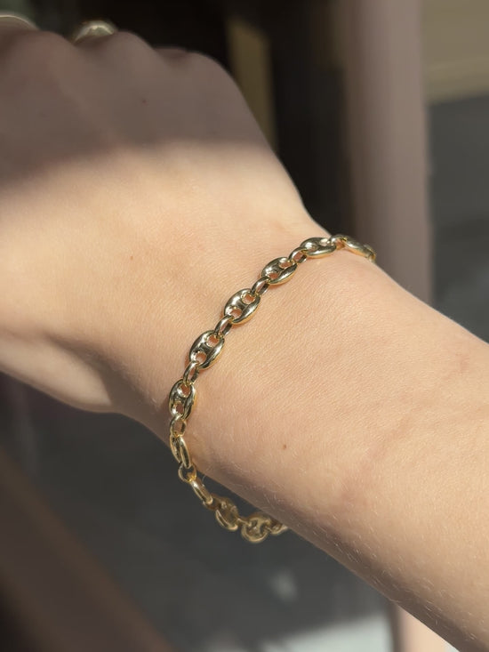 Load and play video in Gallery viewer, Meet our 14k Gucci Puff bracelet, a classic style known for its equestrian-inspired and timeless design. The Gucci Puff bracelet is the perfect addition to your wrist stack or as a stand-alone piece.
