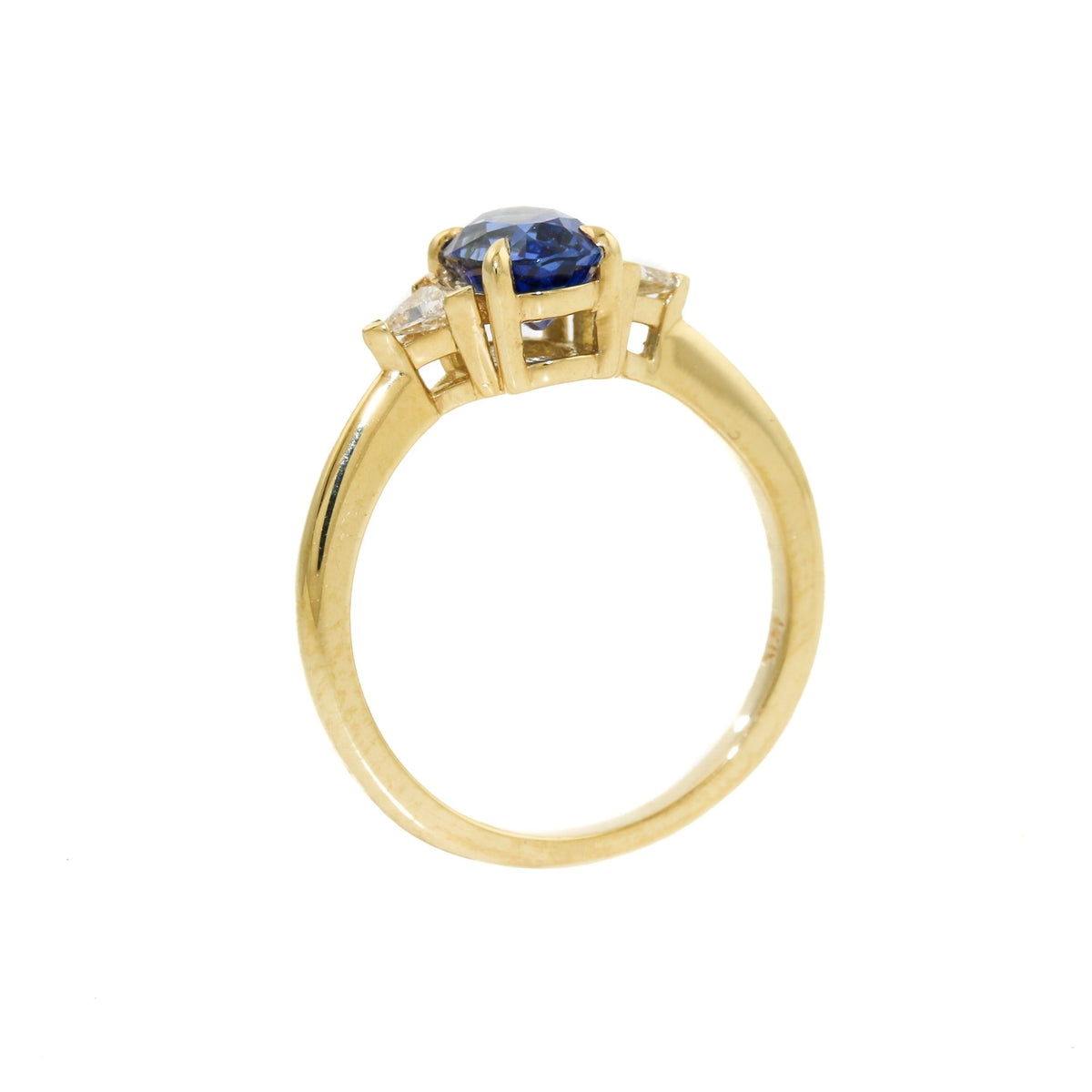 Introducing our breathtaking royal blue Montana sapphire ring with triangle cut diamonds set in 18k gold, a true masterpiece of beauty, luxury and elegance.