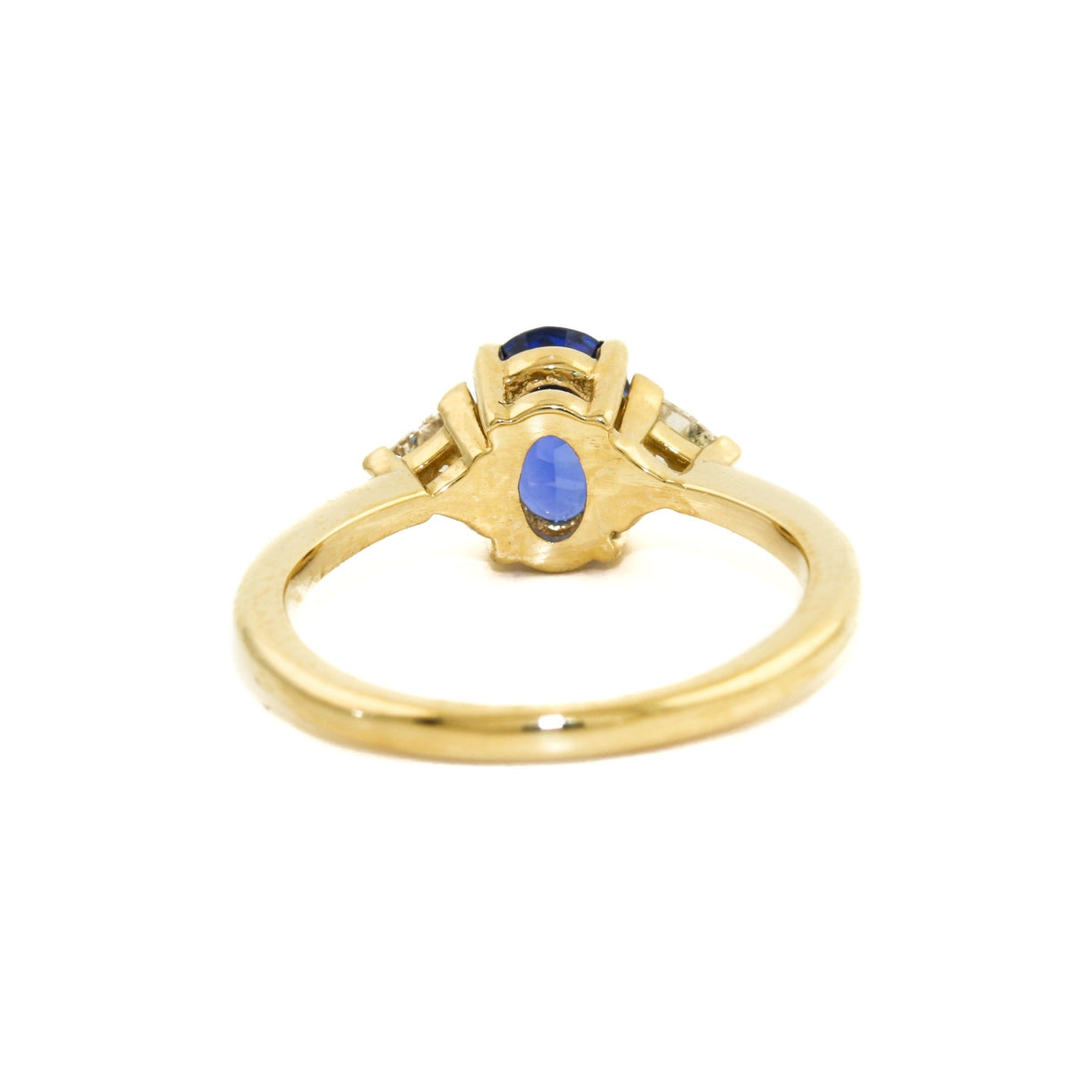 Introducing our breathtaking royal blue Montana sapphire ring with triangle cut diamonds set in 18k gold, a true masterpiece of beauty, luxury and elegance.
