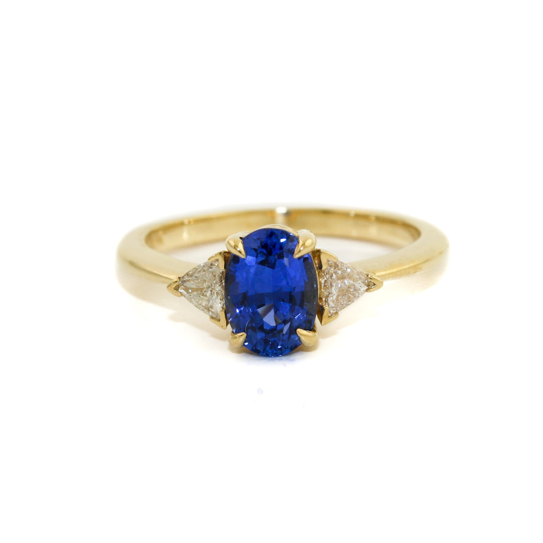 Introducing our breathtaking royal blue Montana sapphire ring with triangle cut diamonds set in 18k gold, a true masterpiece of beauty, luxury and elegance.